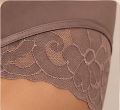 Détail de l'ourlet en dentelle